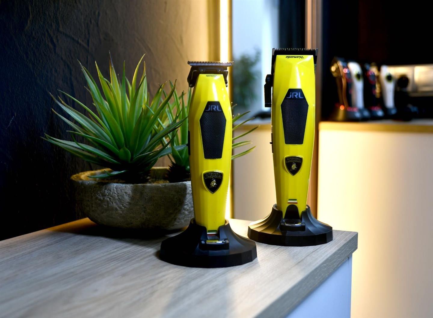 Máquinas de corte reales del salón, en amarillo