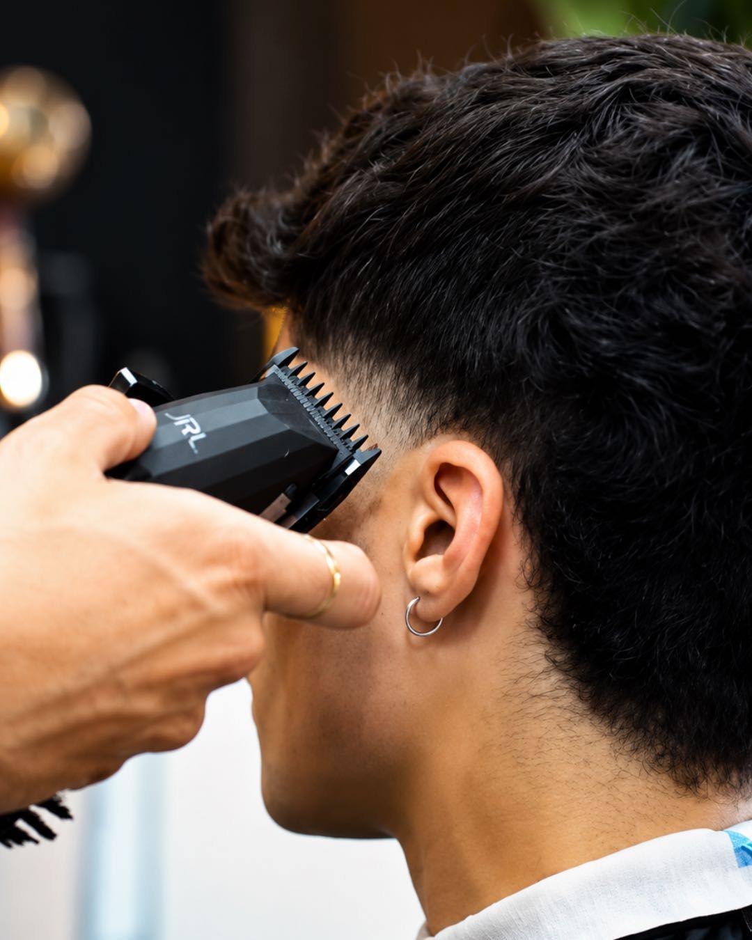 Detalle real de un corte de pelo con máquina en Paco Navarro Salón